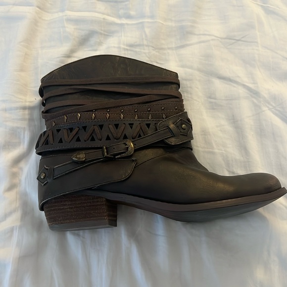 Not Rated Shoes - Not Rated Naoni taupe/brown western bootie size 8